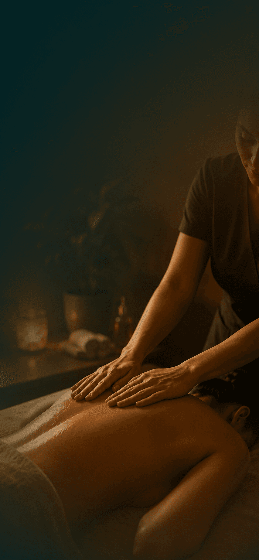 Profissional realizando massagem nas costas de uma cliente